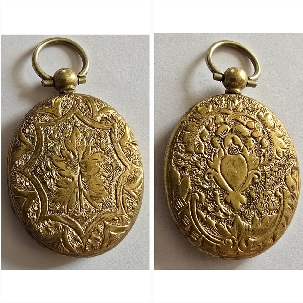 Antique locket Victorian oval  gold tone vintage leaves leaf 1800s botanical